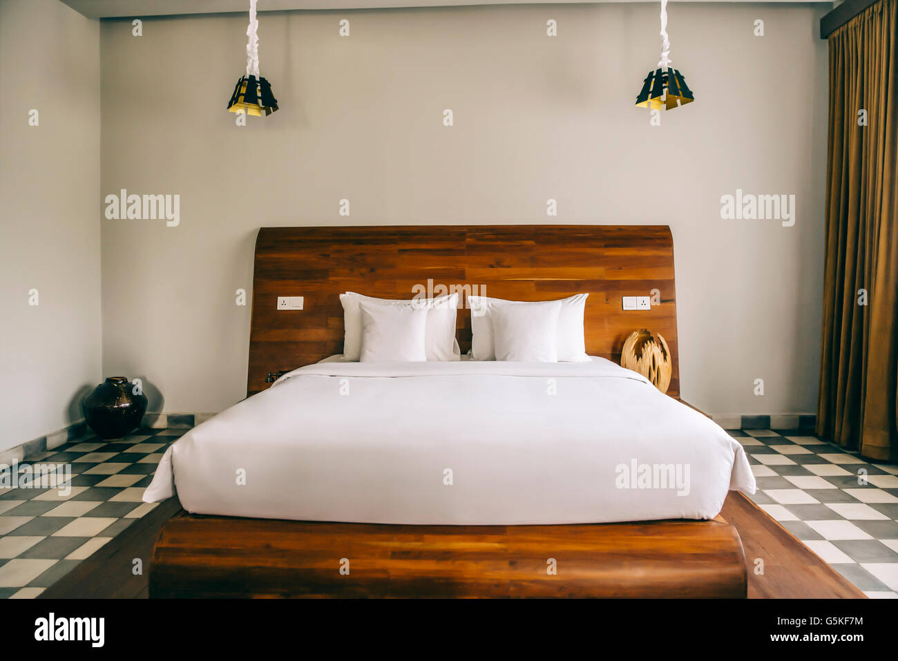 Empty bed in modern hotel room Stock Photo - Alamy