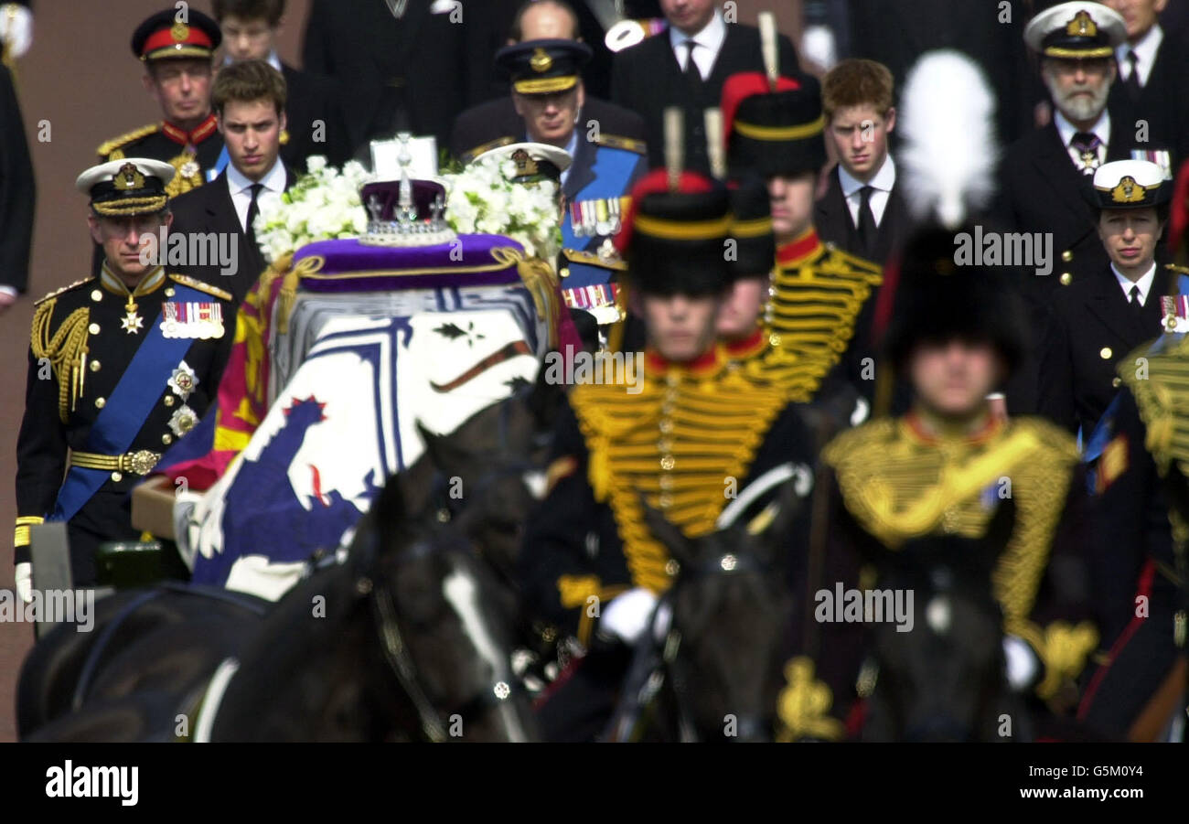 On its way to westminster abbey for her funeral hires stock
