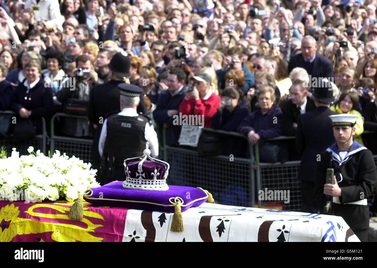 The standard-draped coffin carrying Queen Elizabeth, the Queen Mother, arrives at Westminster Hall, where she will lie-in state until her funeral at Westminster Abbey. Stock Photo