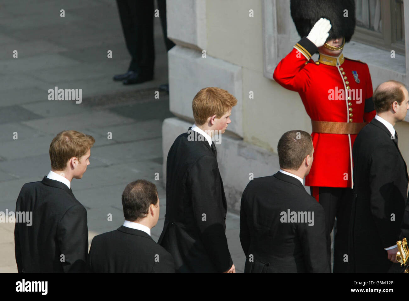 Grandsons and great-grandsons of the Queen Mother arrive before the start of ceremonial procession to the lying-in-state at Westminster Hall. L-R: Prince William, Viscount Linley, Prince Harry, Peter Phillips and the Earl of Wessex. * Thousands of mourners lined the route to pay their last respects to Queen Elizabeth, the Queen Mother who died last Saturday aged 101. Stock Photo