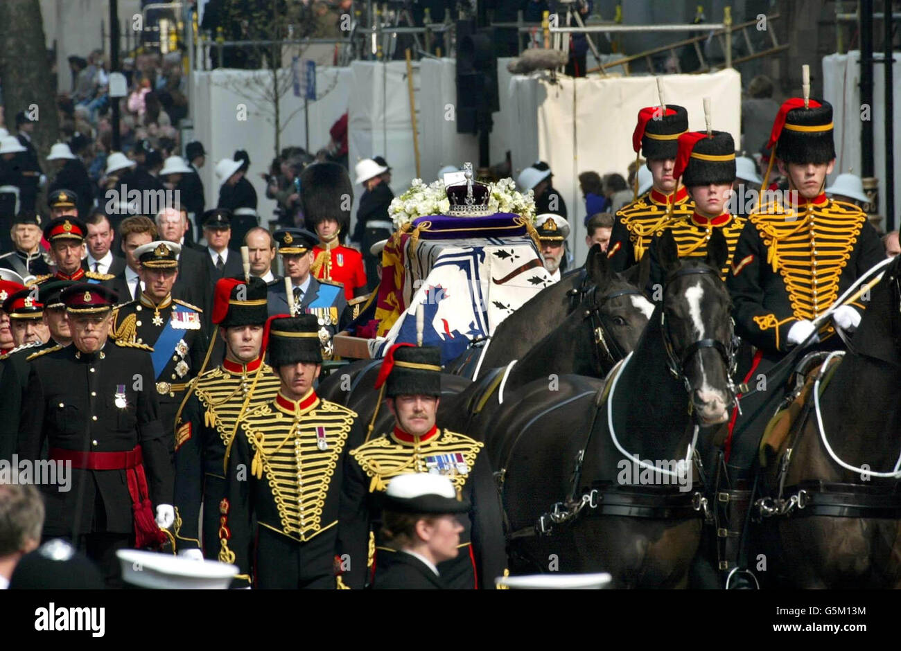 Follow The Coffin Of Queen Elizabeth Stock Photos & Follow ...