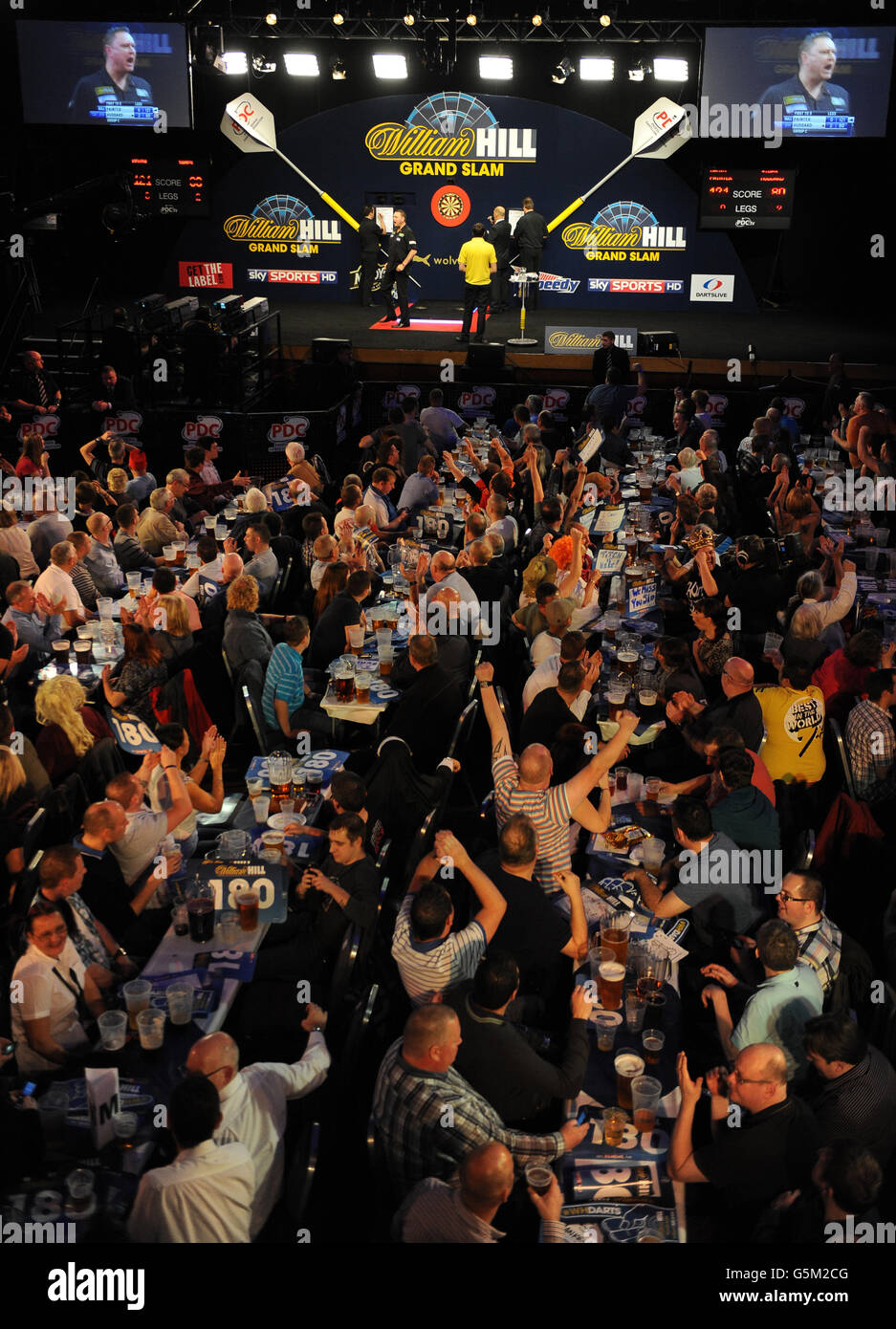 Darts Crowd High Resolution Stock Photography and Images Alamy