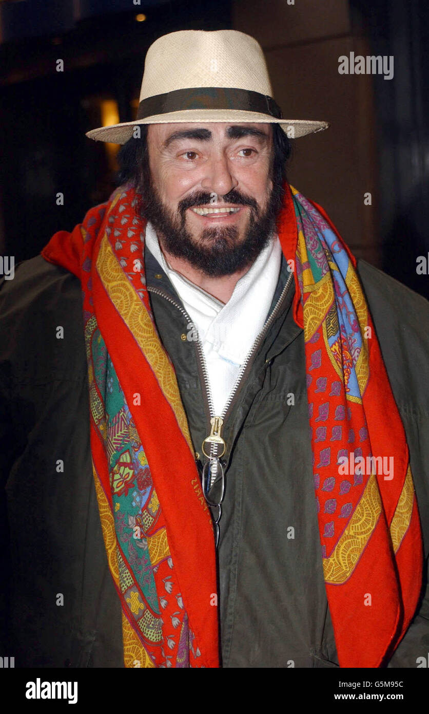 Ferdora hat scarf beard celebrity music smiling luciano pavarotti hi-res  stock photography and images - Alamy