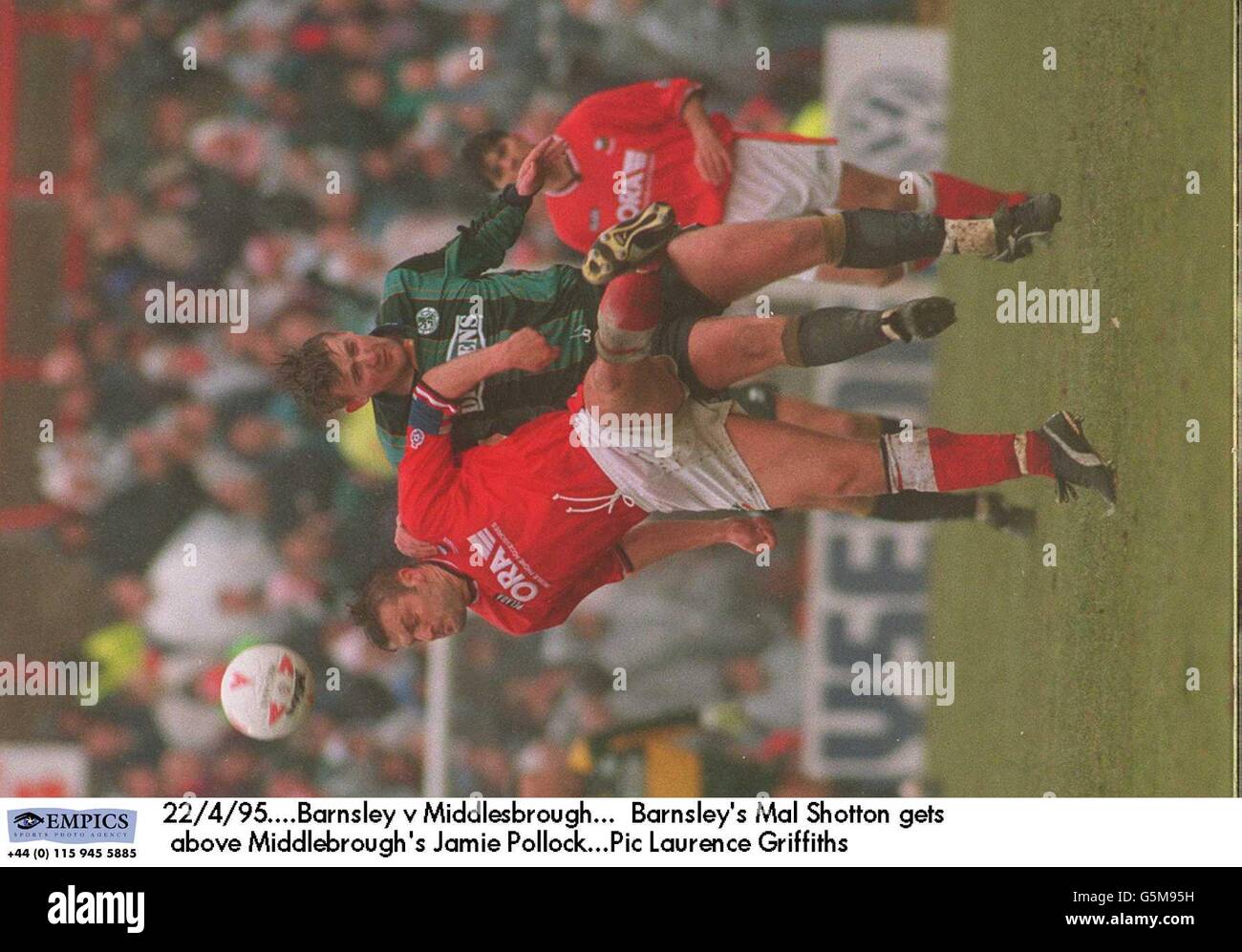 22/4/95. Barnsley v Middlesbrough. Barnsley's Mal Shotton gets above Middlebrough's Jamie Pollock Stock Photo