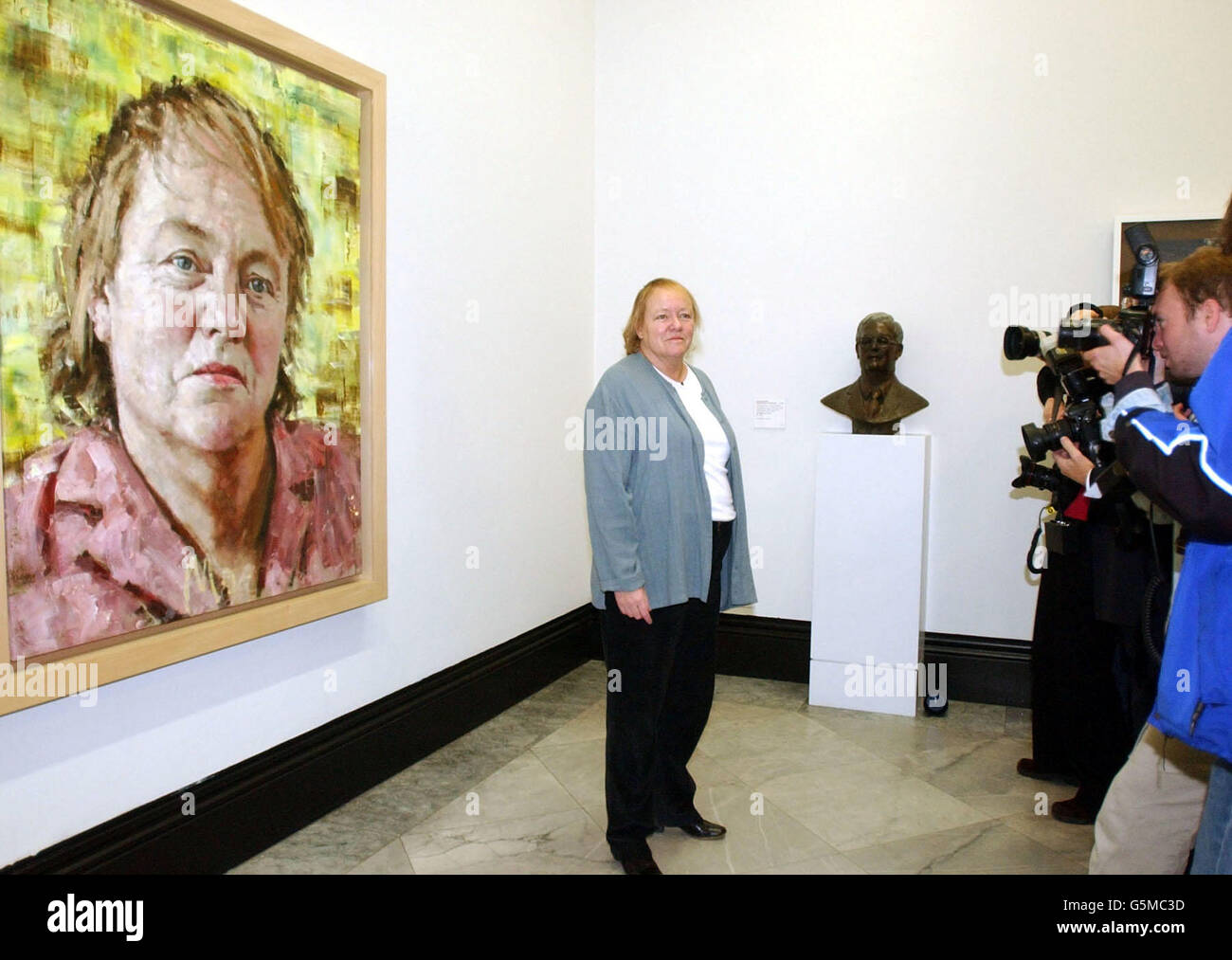 Mo Mowlam with her portrait by artist John Keane an oil on canvas
