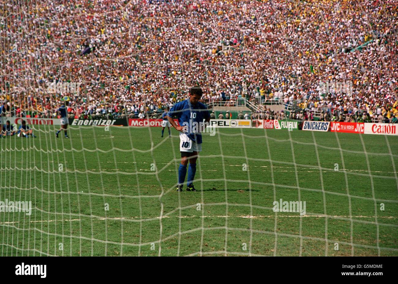 Soccer - 1994 FIFA World Cup - Final - Brazil v Italy - Rose Bowl, Pasadena. Italy's Roberto Baggio after his penalty miss. Stock Photo