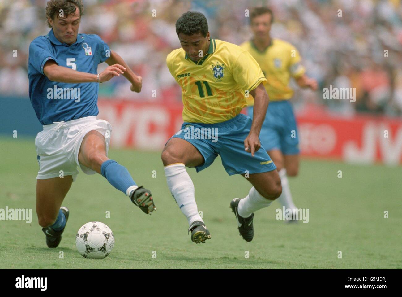 17/7/94, 1994 World Cup Final, Italy v Brazil, Paolo Maldini, italy and Faria Romario, Brazil battle for the ball. Picture by Neal Simpson Stock Photo