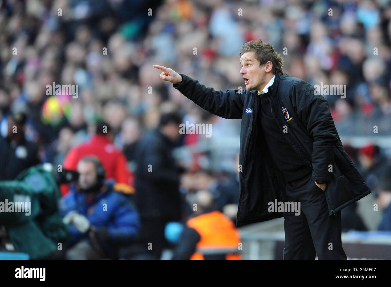 Soccer - FA Cup - Second Round - Milton Keynes Dons v AFC Wimbledon - stadium:mk. AFC Wimbledon manager Neal Ardley on the touchline Stock Photo