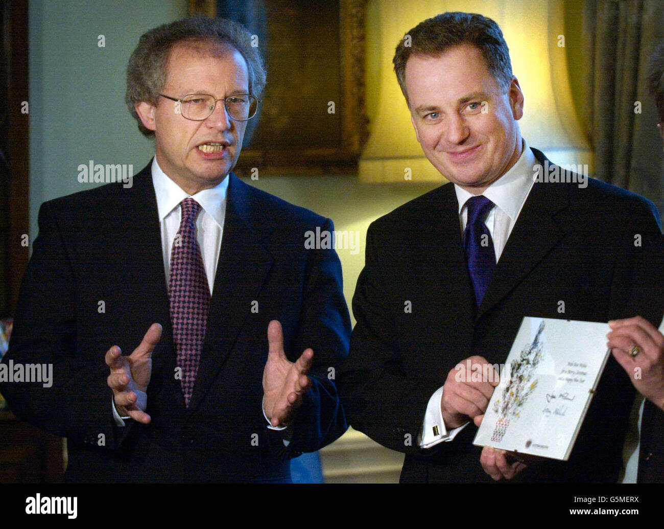 Ex-Scottish First Minister Henry McLeish (L) and current Scottish First Minister Jack McConnell (R) launch the official Scottish Executive Christmas card which was designed by pupils from John Fergus Special Needs School in Glenrothes, at Bute House in Edinburgh. Stock Photo