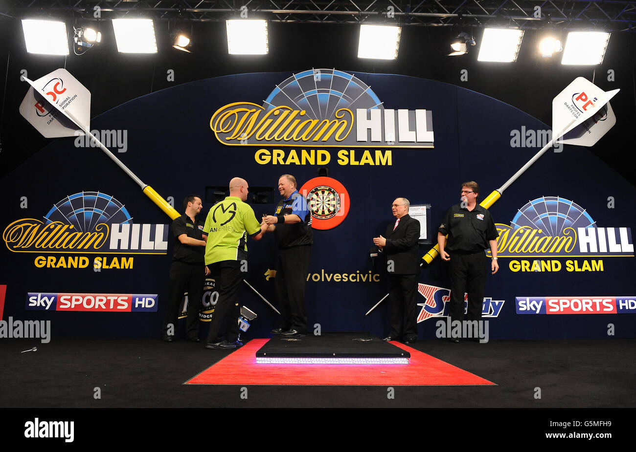 Darts Grand Slam of Darts Wolverhampton Civic Hall Stock Photo Alamy