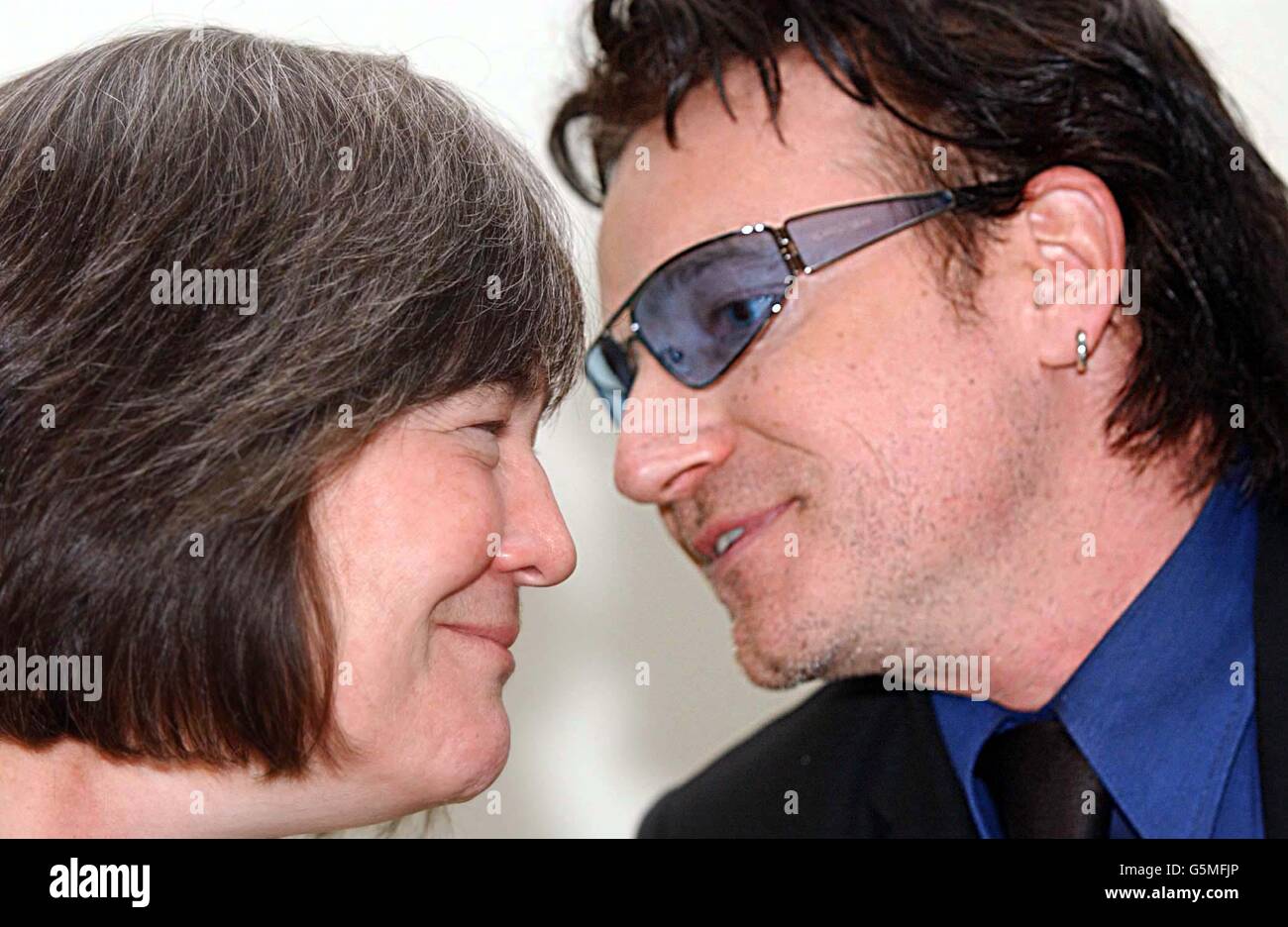 International Development Secretary Clare Short with U2 frontman Bono during a photocall in London, to launch a new blueprint for global health policy, which calls for greater medical investment to help the world's poor. Stock Photo