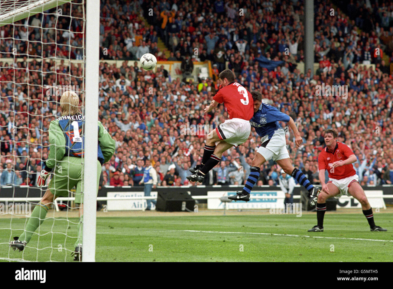 Everton's Paul Rideout (second r) heads in the winning goal past ...