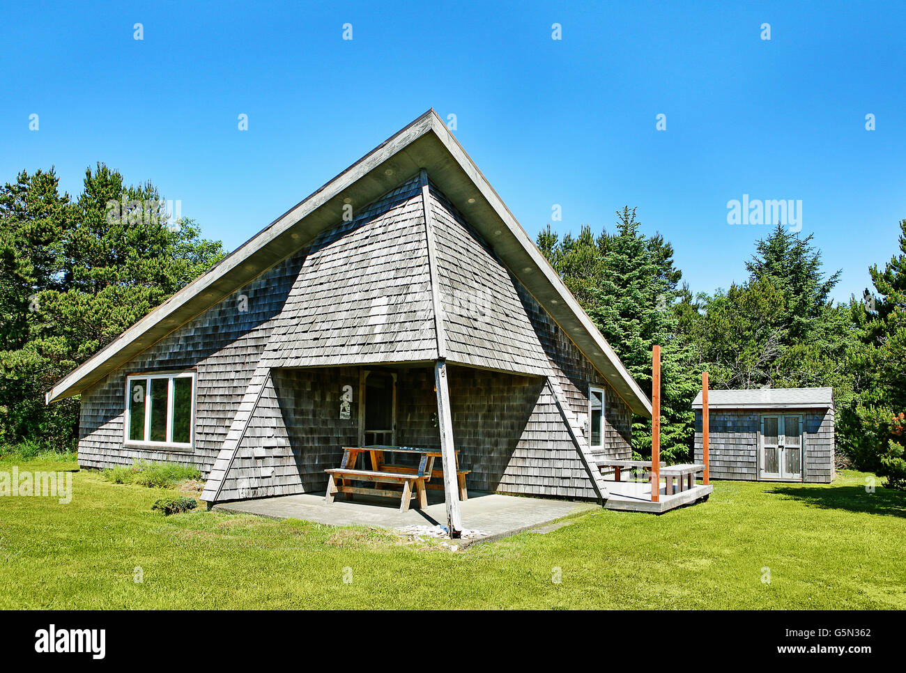 Modern house and lawn under blue sky Stock Photo - Alamy
