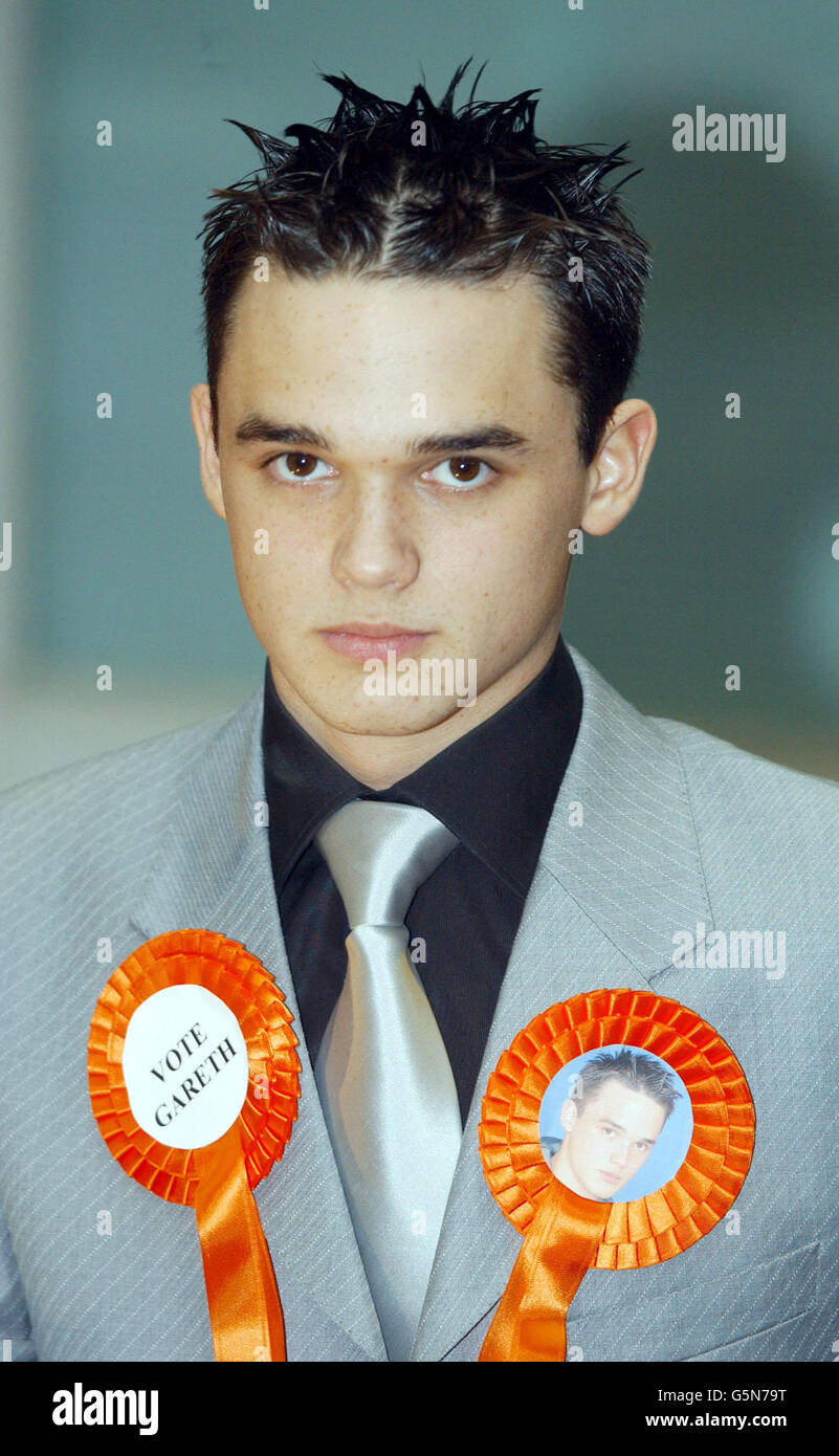 One of the final two Pop Idol contestants, Gareth Gates at a photocall in  Stephen Street London following the voting off of Darius Danesh Stock Photo  - Alamy