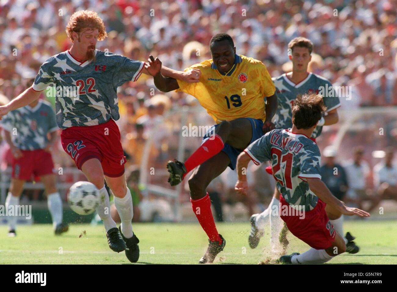 Colombia's Fredy Rincon takes a shot past USA's Alexi Lalas and Fernando Clavijo Stock Photo