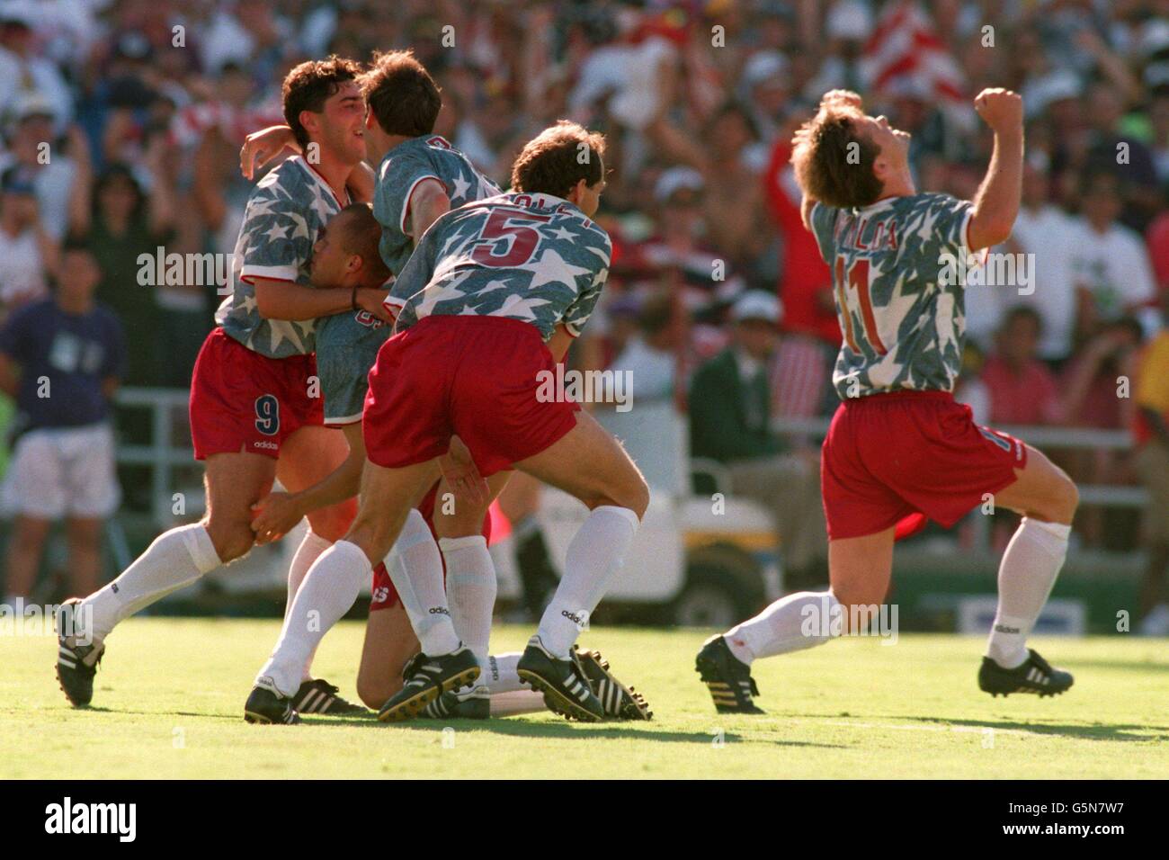 Soccer - World Cup USA 94 - Group A - USA v Colombia. USA players celebrate with Earnie Stewart (on his knees) after Stewart scores USA's 2nd goal Stock Photo