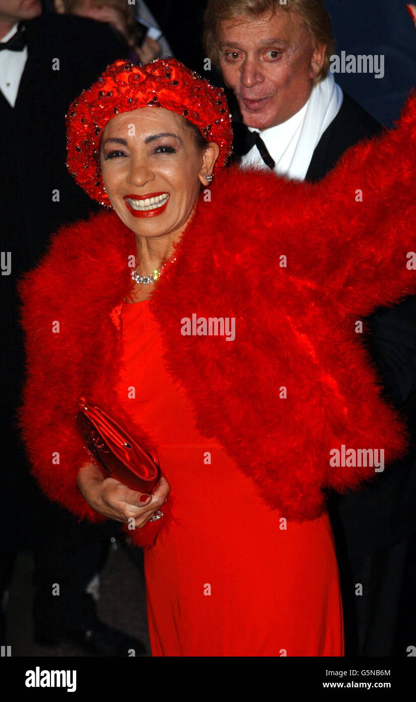 Singer Shirley Bassey arriving at Claridges Hotel in London for the wedding of actress Joan Collins to Percy Gibson. Stock Photo