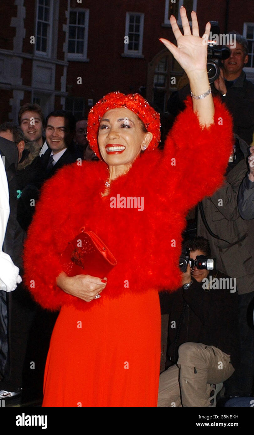 Singer Shirley Bassey arriving at Claridges Hotel in London for the wedding of actress Joan Collins to Percy Gibson. Stock Photo