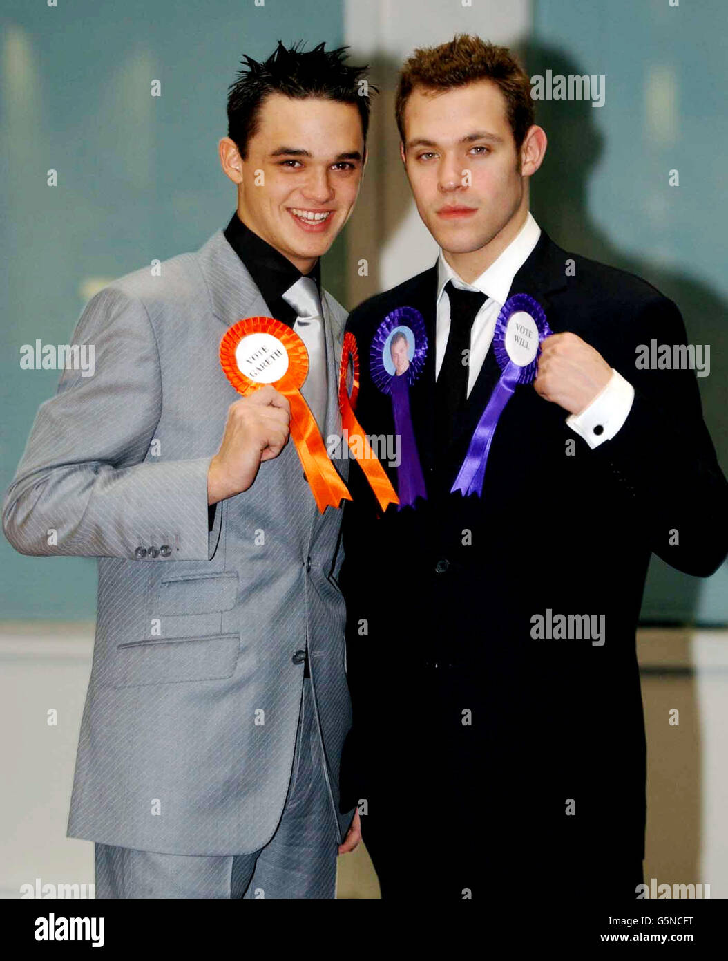 The final two Pop Idol contestants, Gareth Gates (left) and Will Young at a  photocall in Stephen Street London following the voting off of Darius  Danesh Stock Photo - Alamy