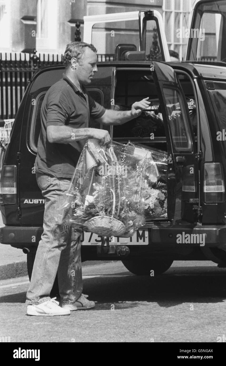 Flowers are delivered to Portland Hospital in London, where the Duchess of York gave birth to her daughter Beatrice. *Low res scan - hi res version available on request* Stock Photo