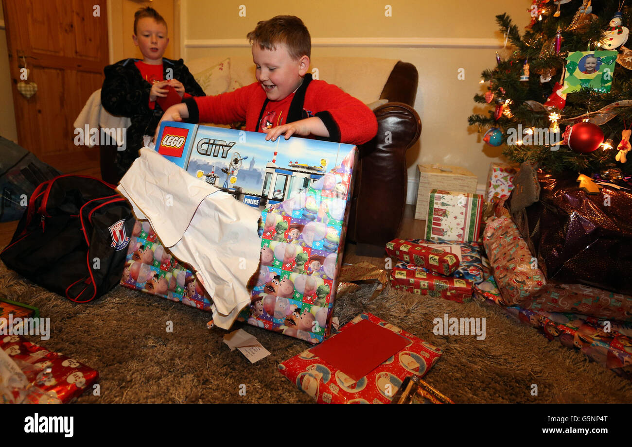 Unwrapped christmas presents hires stock photography and images Alamy