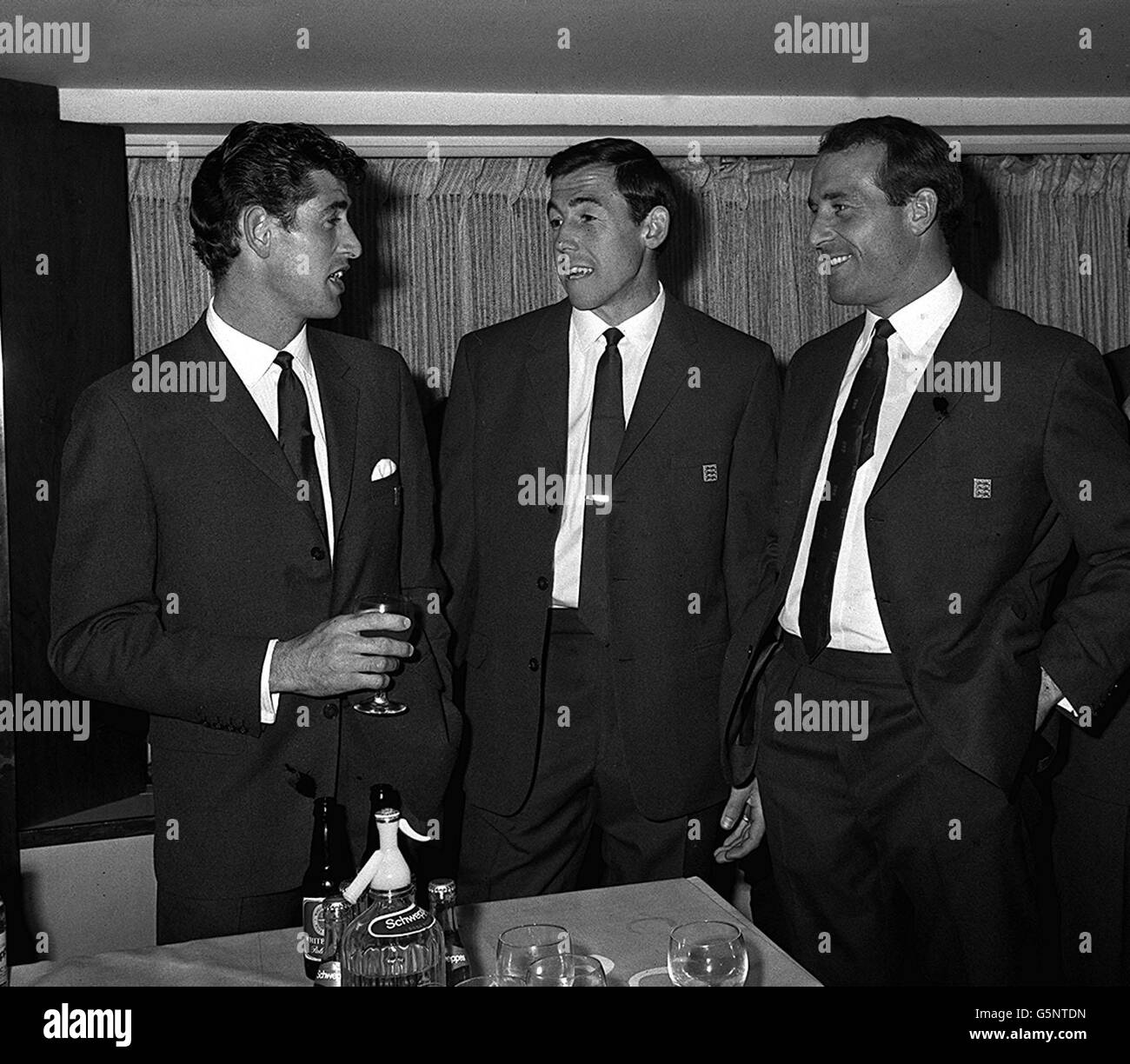 The three goalkeepers are pictured when England's World Cup squad and officials were guests of honour at a boxing dinner of the Anglo-American Sporting Club, Hilton, London. (L-R) Peter Bonetti, Gordon Banks and Ron Springett Stock Photo