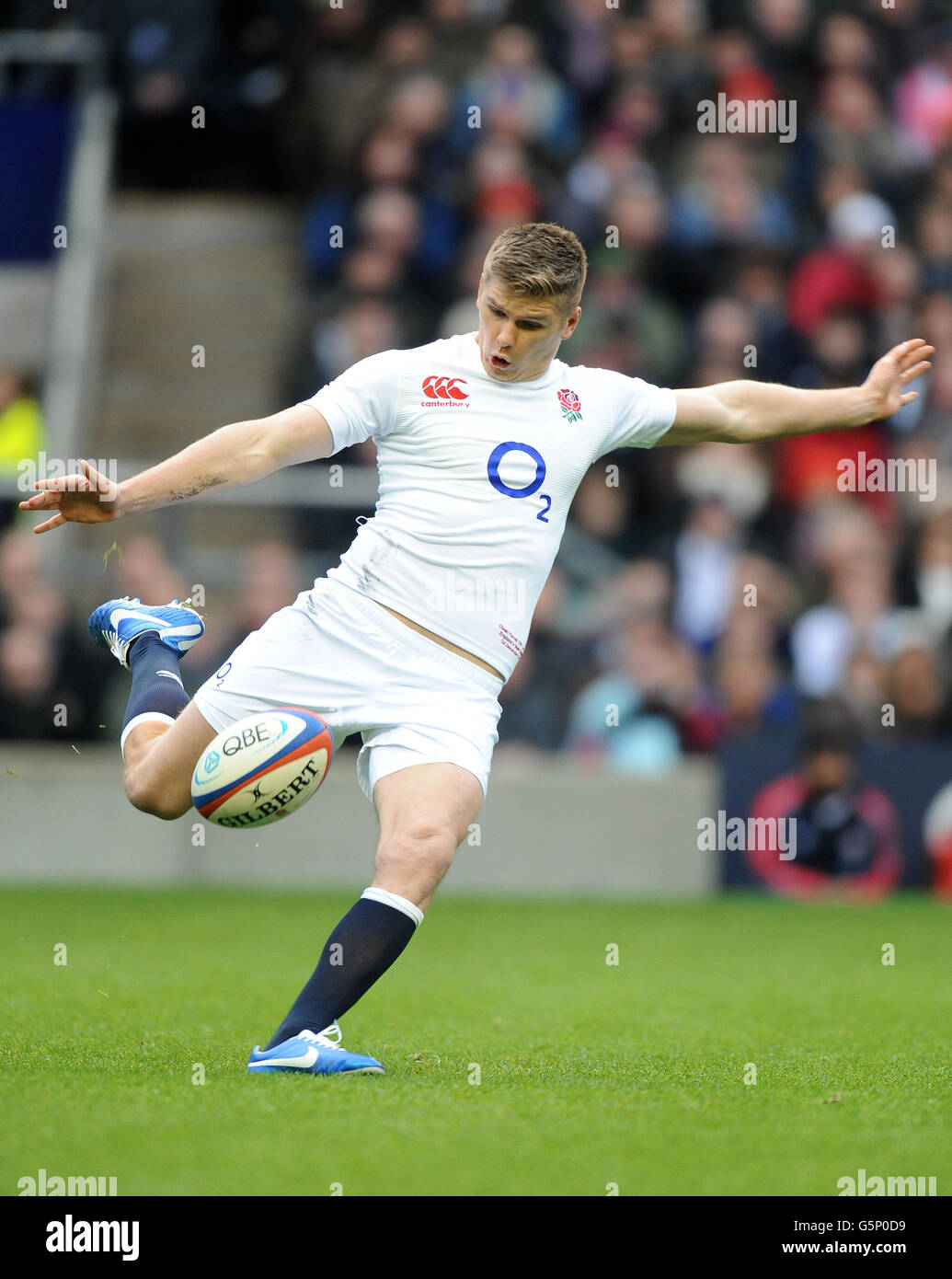 Owen farrell kicks england hi-res stock photography and images - Alamy