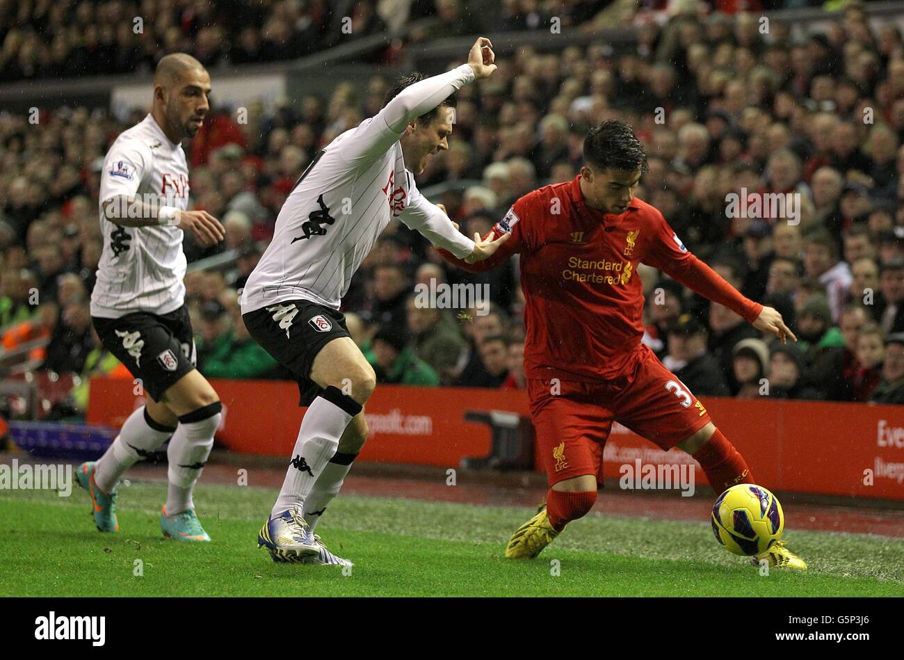 Liverpool's Suso (right) in action with Fulham's Sascha Riether (centre) and Ashkan Dejagah Stock Photo