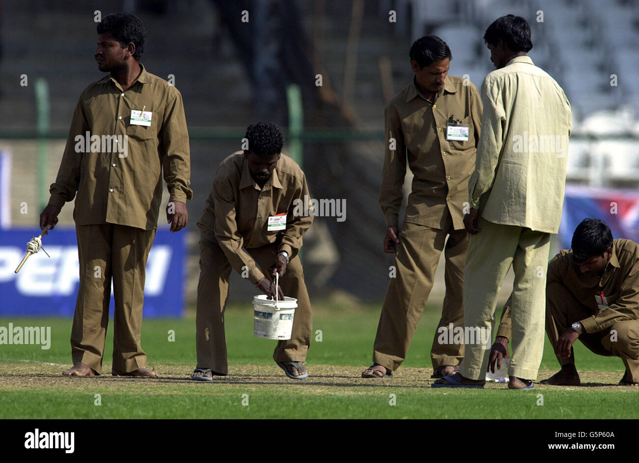 CRICKET INDIA GROUNDSMAN Stock Photo Alamy