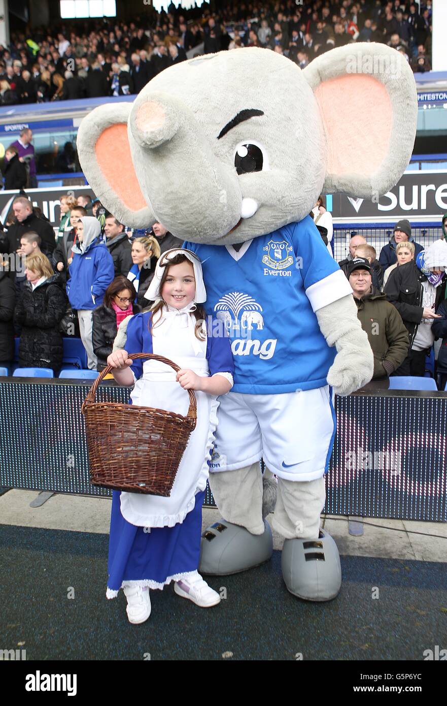 Changy the elephant with the toffee girl hires stock photography and