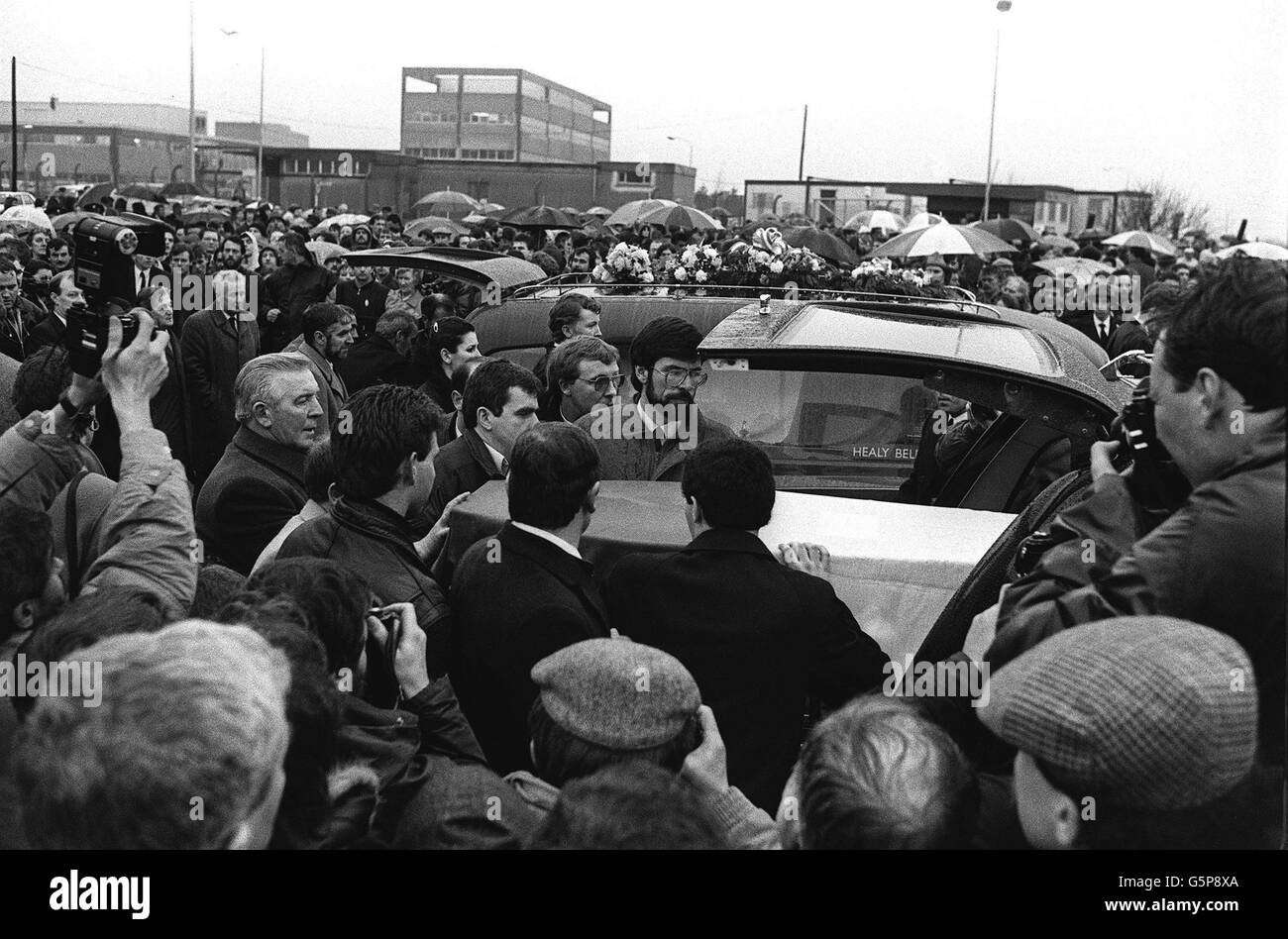 Gerry Adams Carries Coffin Stock Photo - Alamy