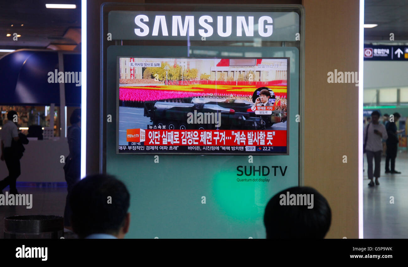 Seoul, South Korea. 22nd June, 2016. Local residents watch the screen broadcasting the news that the Democratic People's Republic of Korea (DPRK) fired a missile, at a train station in Seoul, South Korea, June 22, 2016. The Democratic People's Republic of Korea (DPRK) on Wednesday fired the sixth suspected Musudan intermediate-range ballistic missile, the second in the day, after the fifth test-launch had failed, Yonhap news agency reported citing military authorities. © Yao Qilin/Xinhua/Alamy Live News Stock Photo