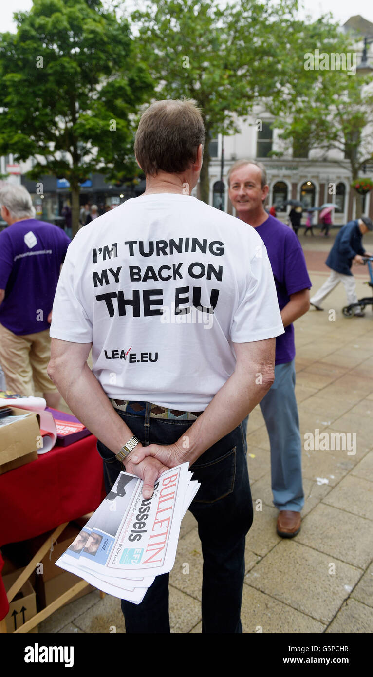 Worthing West Sussex, UK. 22nd June, 2016. Vote Leave campaigners on the streets of Worthing today a day ahead of the EU Referendum vote in Britain Credit:  Simon Dack/Alamy Live News Stock Photo