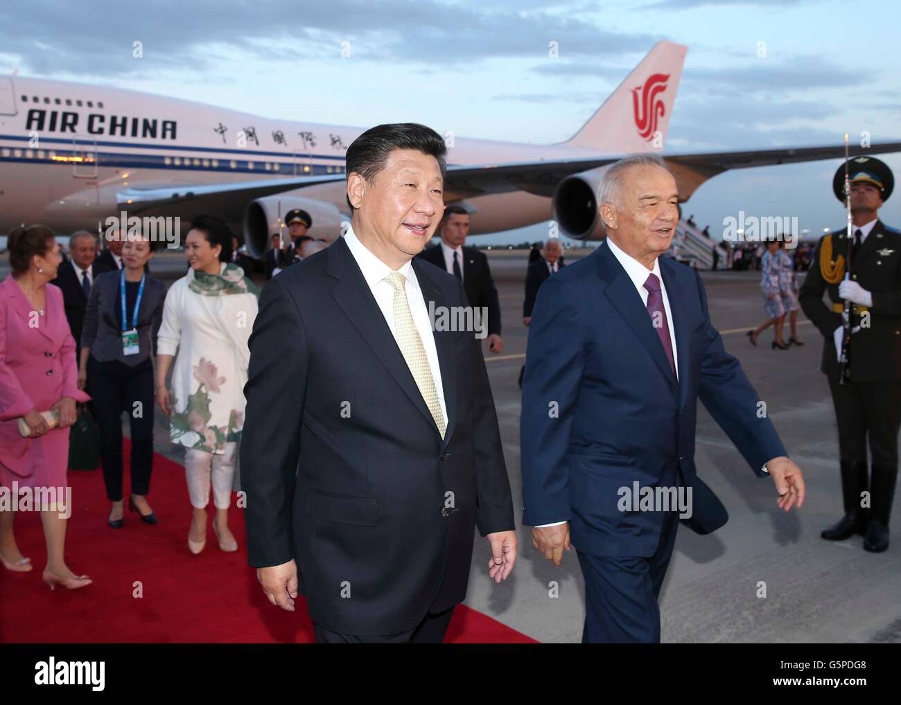 Tashkent, Uzbekistan. 21st June, 2016. Chinese President Xi Jinping (L ...