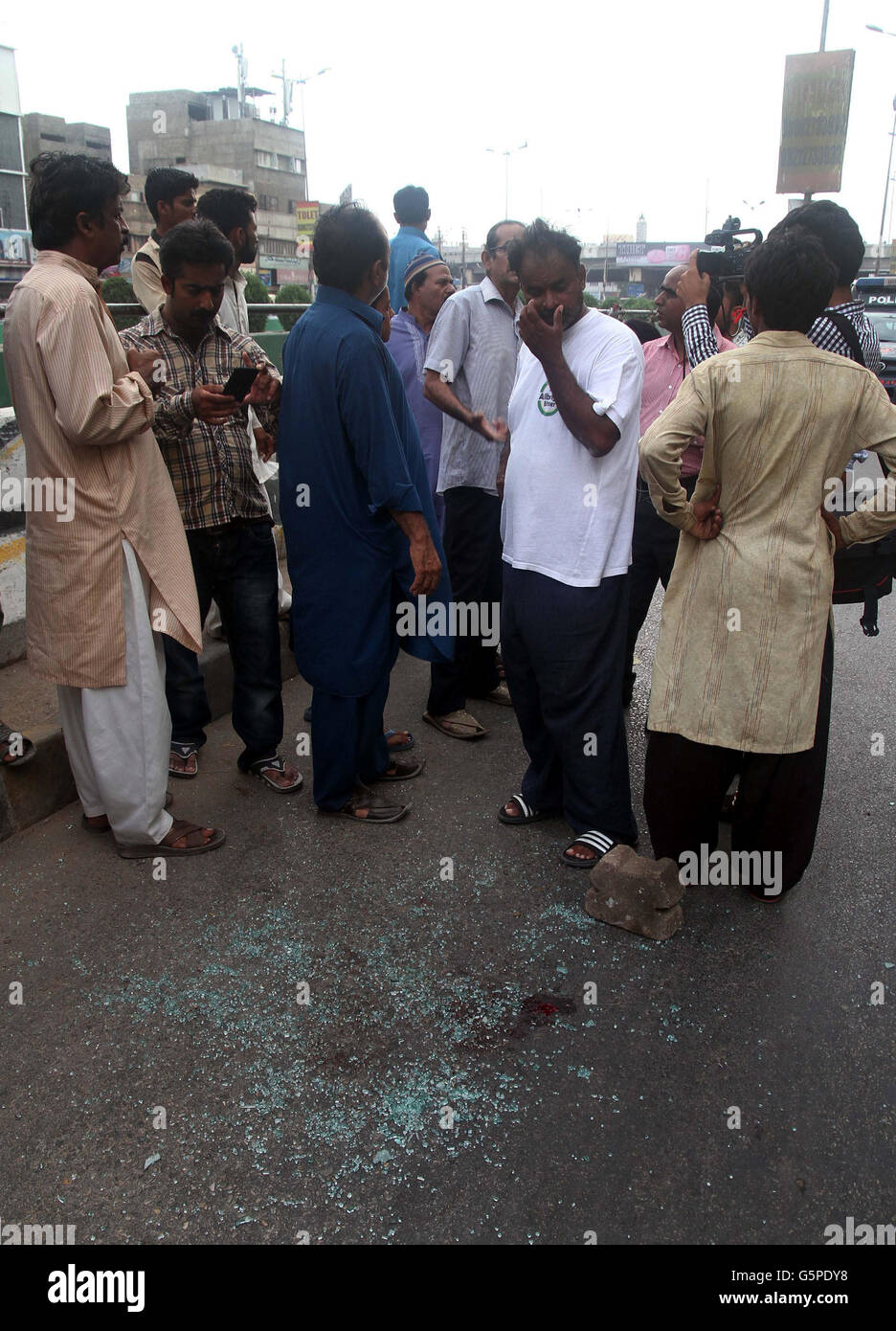 (160622) -- KARACHI, June 22, 2016 (Xinhua) -- People gather at the shootout site in southern Pakistani port city of Karachi, June 22, 2016. Three people including famous Sufi singer Amjad Sabri were killed in firing on their vehicle in Karachi on Wednesday afternoon, local media and officials said. (Xinhua/Arshad) Stock Photo