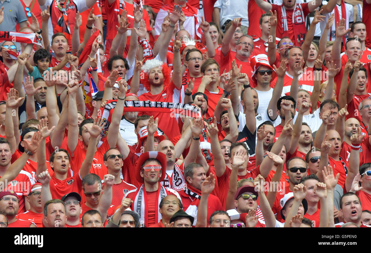 St. Denis, France. 22nd June, 2016. Supporters of Austria cheer before the Group F preliminary round soccer match of the UEFA EURO 2016 between Iceland and Austria at the Stade de France in St. Denis, France, 22 June 2016. Photo: Peter Kneffel/dpa/Alamy Live News Stock Photo