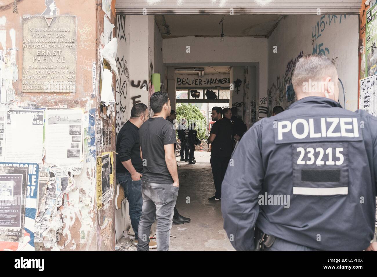 Berlin, Berlin, Germany. 22nd June, 2016. Police officers and private security in front of the left wing housing project in the Rigaer Street 94 in Berlin Friedrichshain. © Jan Scheunert/ZUMA Wire/Alamy Live News Stock Photo