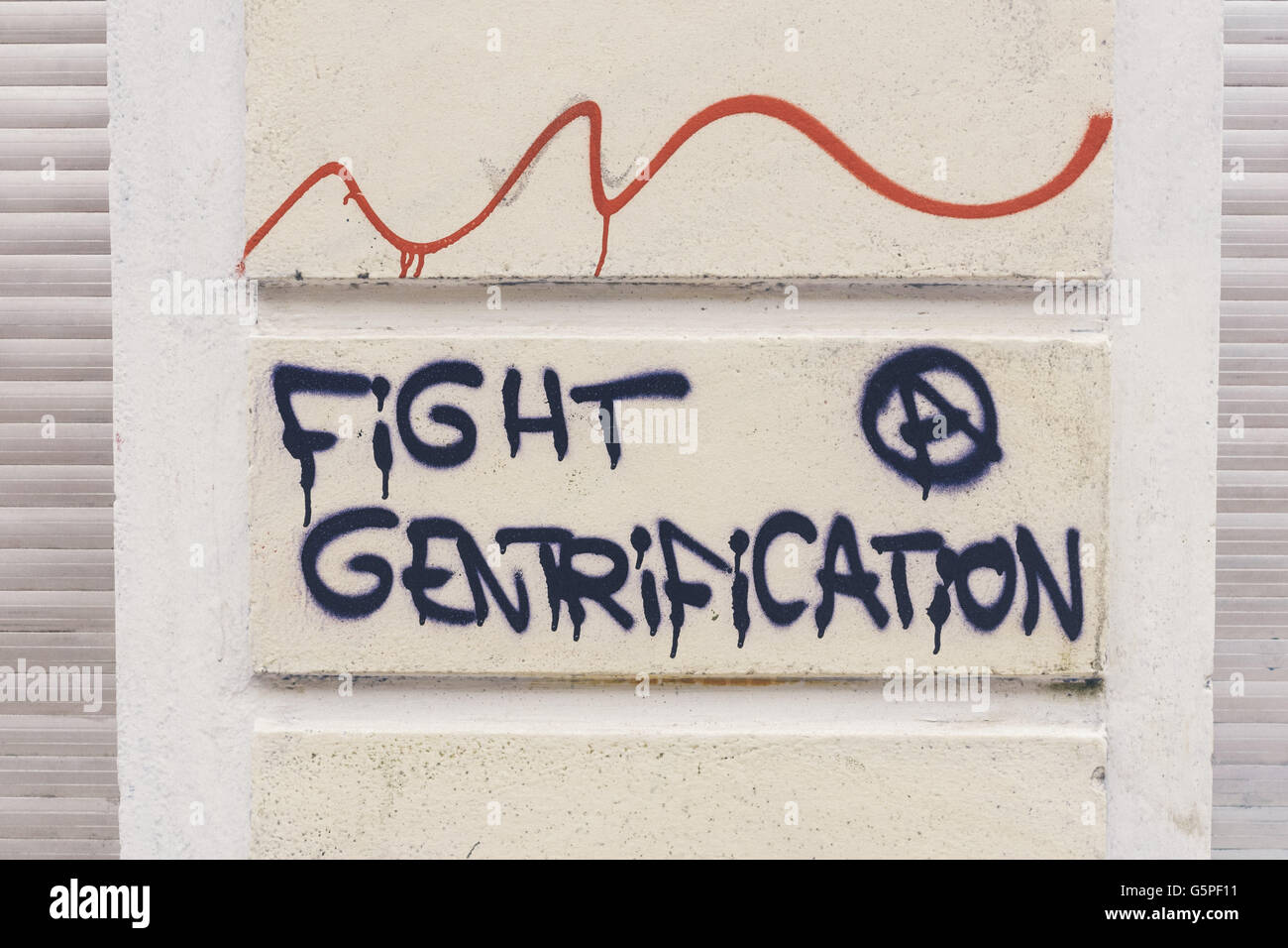 Berlin, Berlin, Germany. 22nd June, 2016. 'Fight Gentrification' - Graffiti next to the left wing housing project in the Rigaer Street 94 in Berlin Friedrichshain. © Jan Scheunert/ZUMA Wire/Alamy Live News Stock Photo