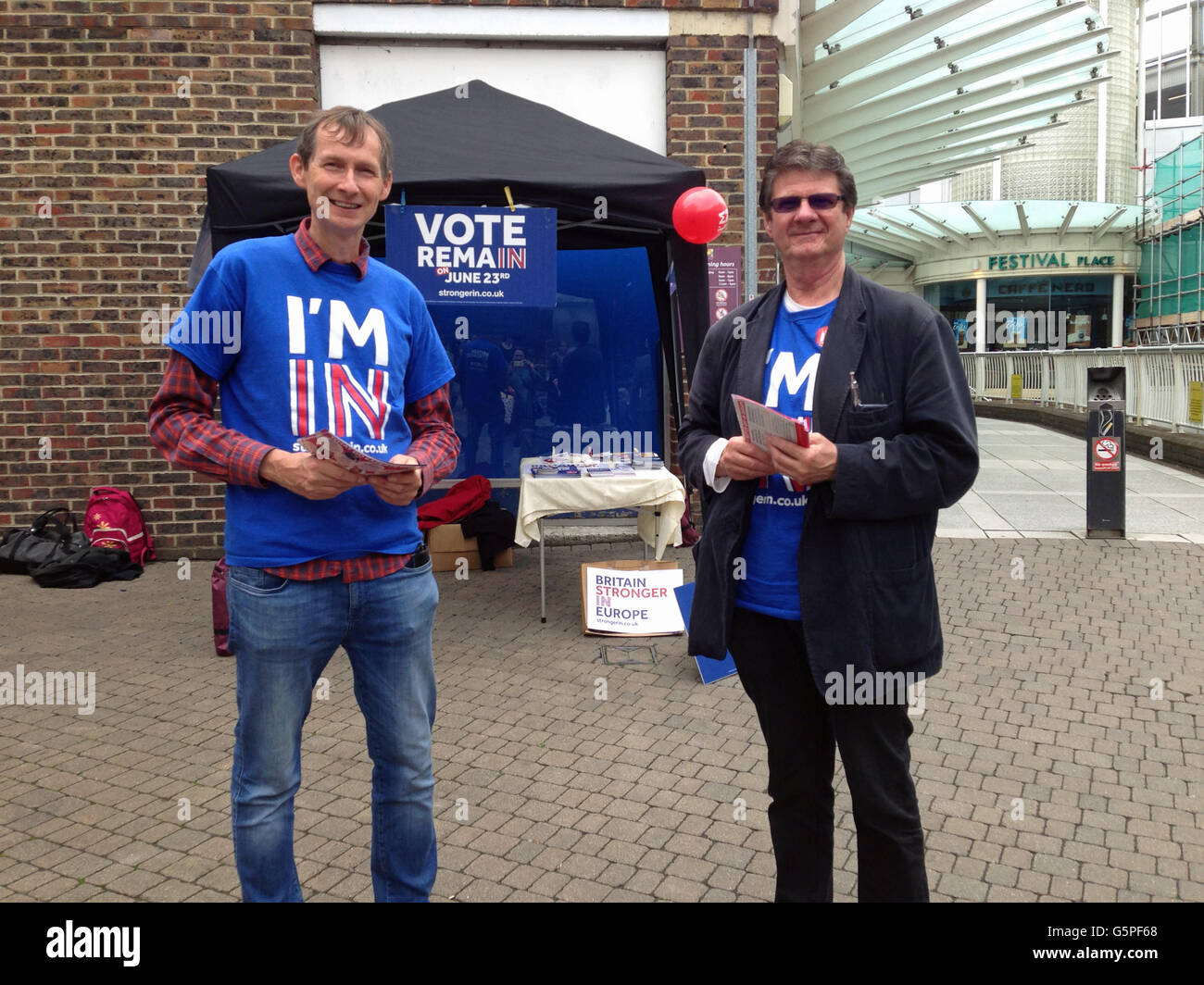 BASINGSTOKE, UK - JUNE 22, 2016: Campaigners urging voters to Remain in the European Union with less than a day to go before the UK's referendum.  Cloudy morning in Basingstoke town centre, Hampshire. Credit:  Amanda Lewis/Alamy Live News Stock Photo
