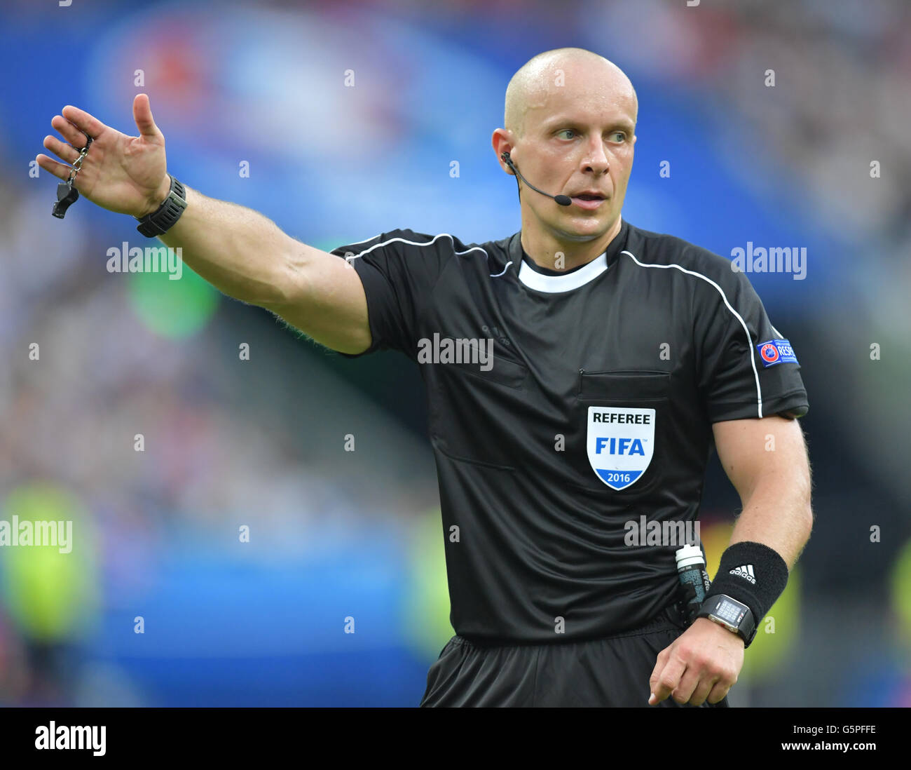Referee Szymon Marciniak of Poland gestures during the Group F preliminary round soccer match of the UEFA EURO 2016 between Iceland and Austria at the Stade de France in St. Denis, France, 22 June 2016. Photo: Peter Kneffel/dpa (RESTRICTIONS APPLY: For editorial news reporting purposes only. Not used for commercial or marketing purposes without prior written approval of UEFA. Images must appear as still images and must not emulate match action video footage. Photographs published in online publications (whether via the Internet or otherwise) shall have an interval of at least 20 seconds betwee Stock Photo