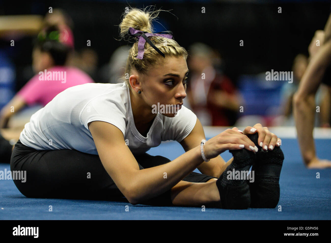 St. Louis, Missouri, USA. 22nd June, 2016. ASHTON LOCKLEAR stretches ...