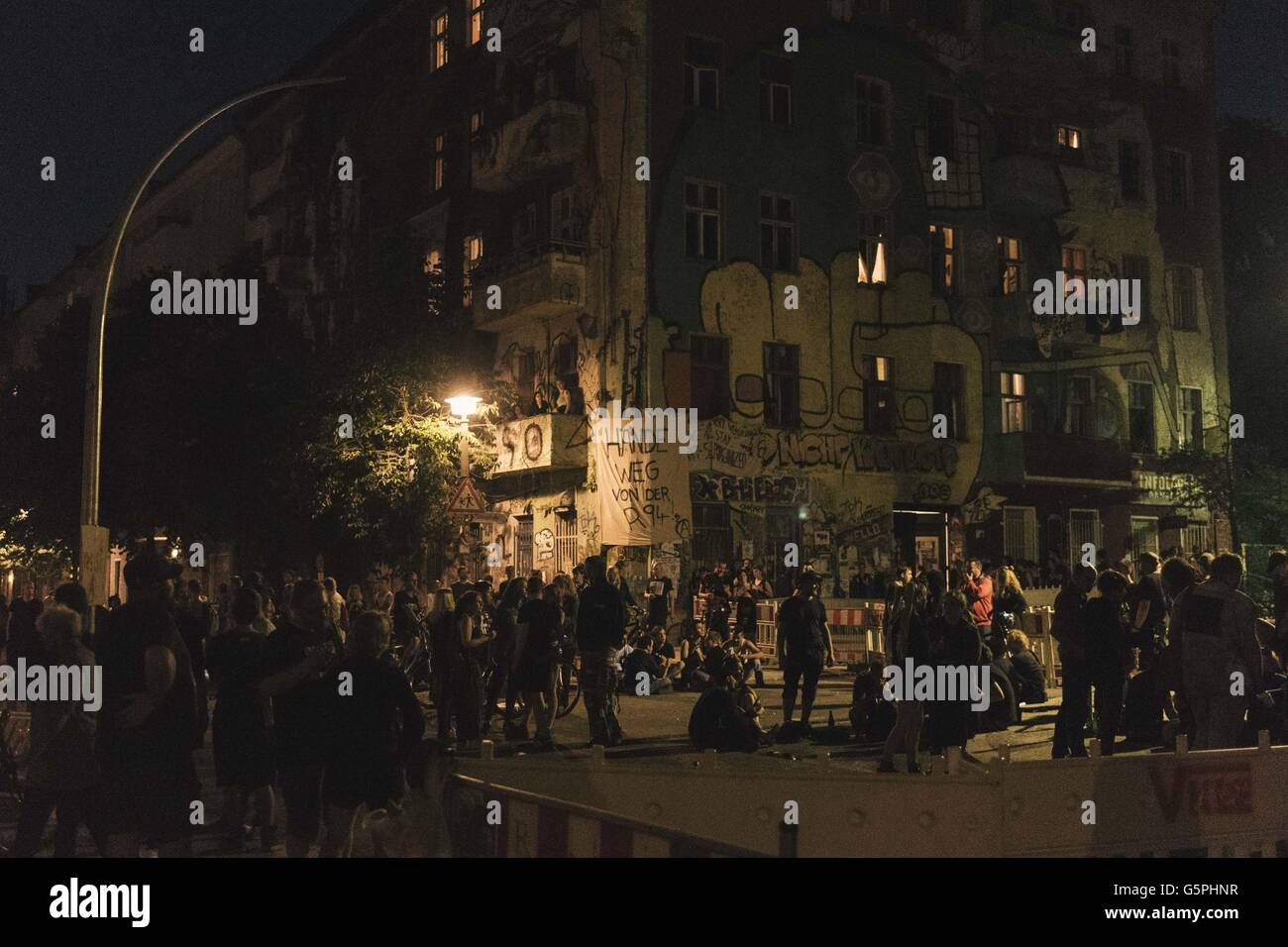 Berlin, Berlin, Germany. 22nd June, 2016. Activists gather in front of a squat after the partially eviction of the left wing housing project in the Rigaer Street 94 in Berlin Friedrichshain. © Jan Scheunert/ZUMA Wire/Alamy Live News Stock Photo