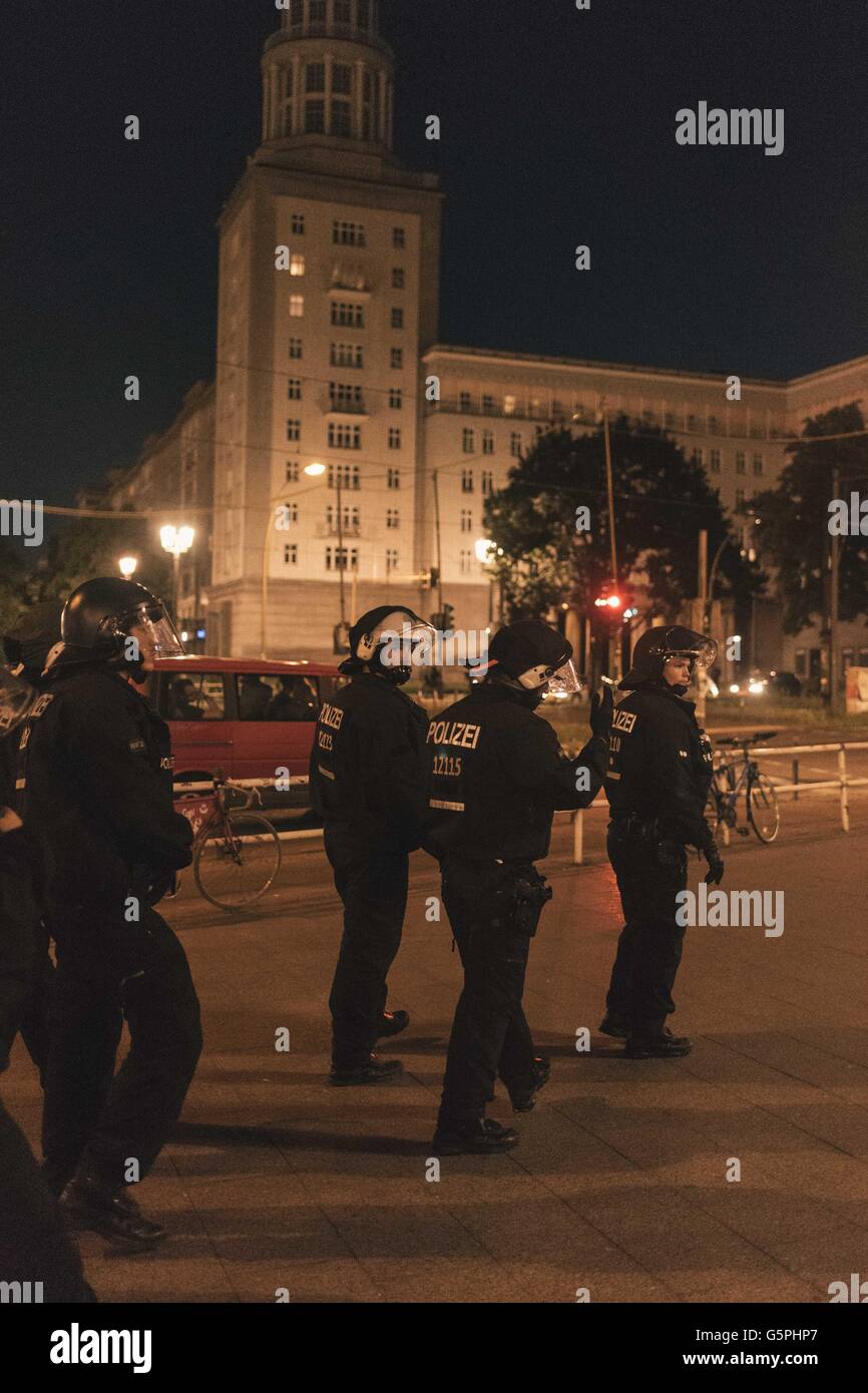 Berlin, Berlin, Germany. 22nd June, 2016. Polizei am Frankfurter Tor next to Rigaer Strasse the night after the partially eviction of the left wing housing project in the Rigaer Street 94 in Berlin Friedrichshain. © Jan Scheunert/ZUMA Wire/Alamy Live News Stock Photo