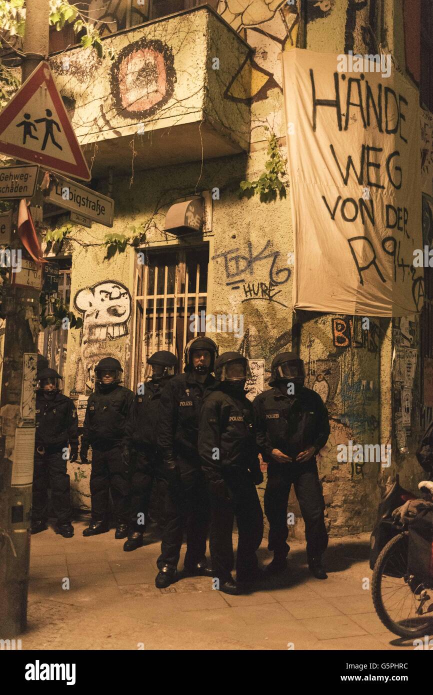 Berlin, Berlin, Germany. 23rd June, 2016. 'Hands off R94' - Police in front of a banner hanging in front of the in the left wing housing project Liebig 34 after the partially eviction of the left wing housing project in the Rigaer Street 94 in Berlin Friedrichshain. © Jan Scheunert/ZUMA Wire/Alamy Live News Stock Photo