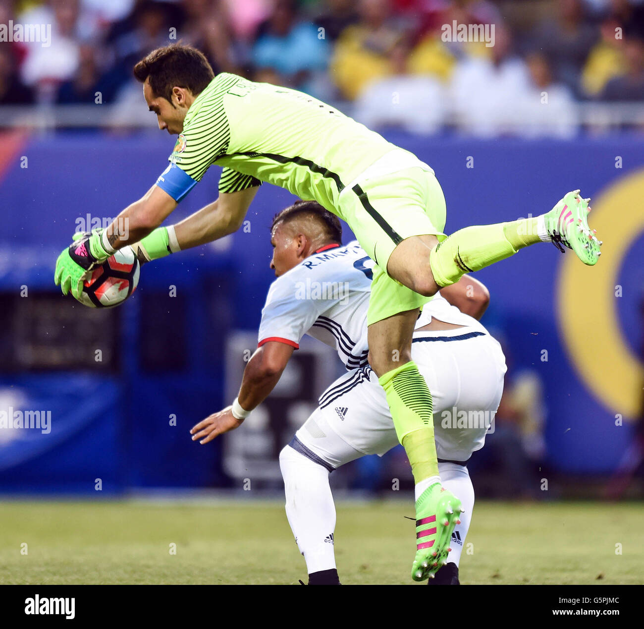 Chicago, USA. 22nd June, 2016. Colombia's Claudio Bravo (Top) competes during the Copa America Centenario semifinal football match against Chile in Chicago, Illinois, the United States, on June 22, 2016. Credit:  Bao Dandan/Xinhua/Alamy Live News Stock Photo