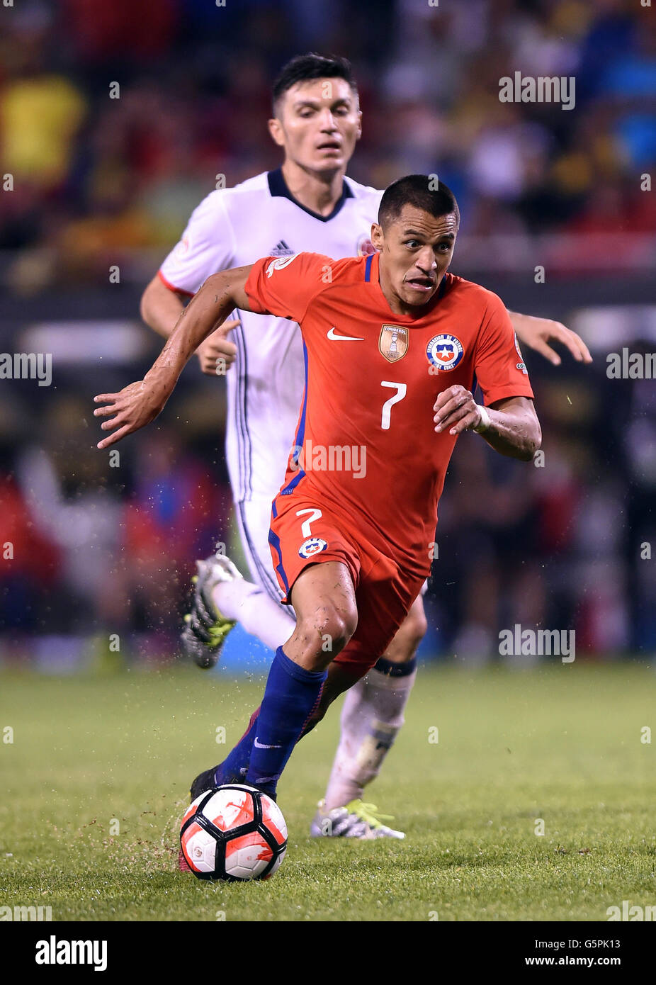 Chicago, USA. 22nd June, 2016. Chile's Alexis Sanchez(Front) competes during the Copa America Centenario semifinal football match against Colombia in Chicago, Illinois, the United States, on June 22, 2016. Chile won 2-0. Credit:  Bao Dandan/Xinhua/Alamy Live News Stock Photo