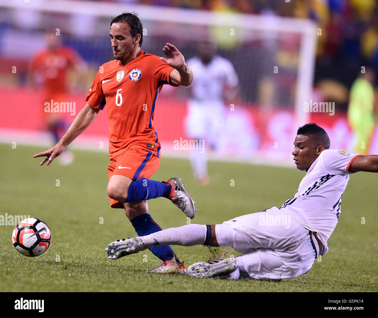 Chicago, USA. 22nd June, 2016. Chile's Jose Pedro Fuenzalida (L) competes during the Copa America Centenario semifinal football match aginst Colombia in Chicago, Illinois, the United States, on June 22, 2016. Chile won 2-0. Credit:  Bao Dandan/Xinhua/Alamy Live News Stock Photo
