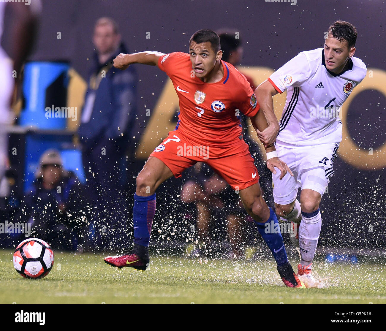 Chicago, USA. 22nd June, 2016. Chile's Alexis Sanchez(L) competes during the Copa America Centenario semifinal football match against Colombia in Chicago, Illinois, the United States, on June 22, 2016. Chile won 2-0. Credit:  Bao Dandan/Xinhua/Alamy Live News Stock Photo