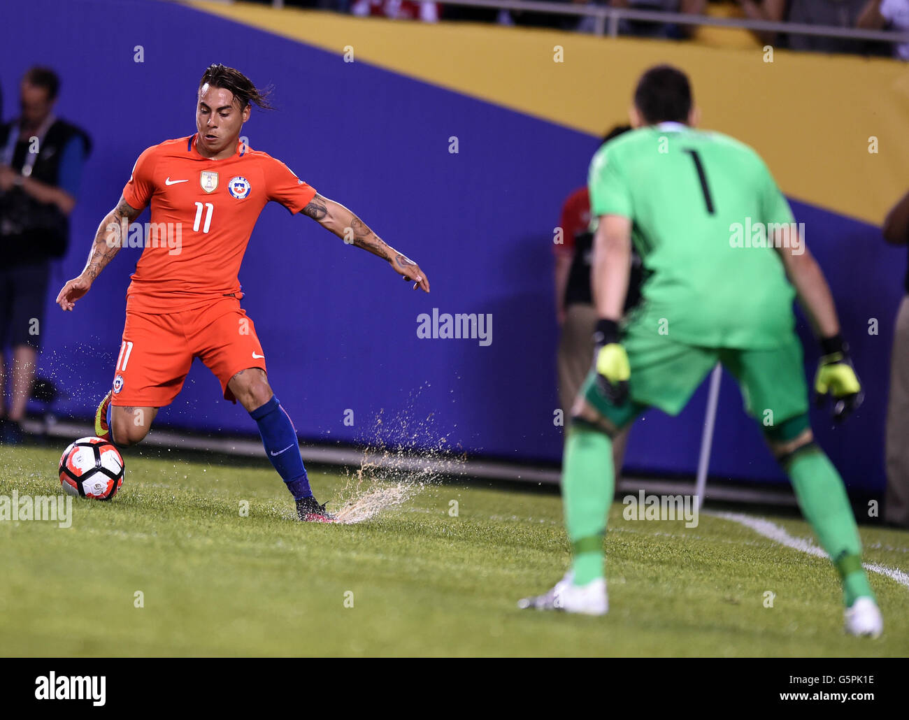 Chicago, USA. 22nd June, 2016. Chile's Eduardo Vargas (L) competes during the Copa America Centenario semifinal football match against Colombia in Chicago, Illinois, the United States, on June 22, 2016. Chile won 2-0. Credit:  Bao Dandan/Xinhua/Alamy Live News Stock Photo