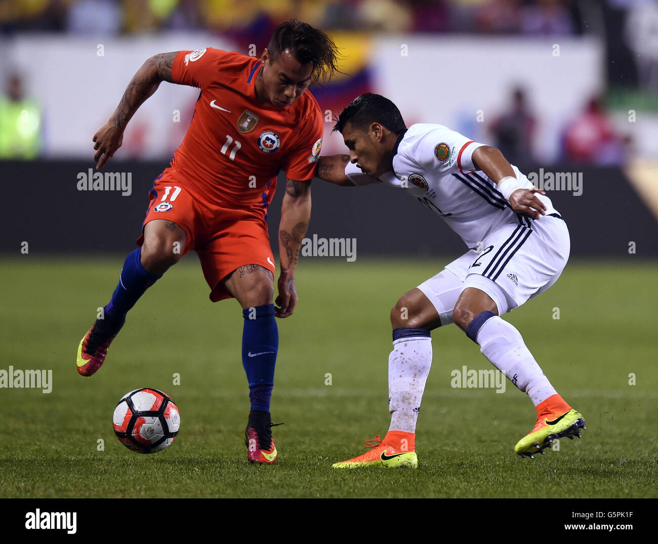Chicago, USA. 22nd June, 2016. Chile's Eduardo Vargas (L) competes during the Copa America Centenario semifinal football match against Colombia in Chicago, Illinois, the United States, on June 22, 2016. Chile won 2-0. Credit:  Bao Dandan/Xinhua/Alamy Live News Stock Photo